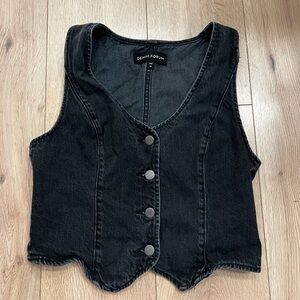 Aritzia Denim Forum The '90s Mia Denim Vest